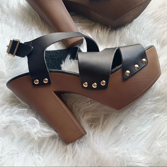 ❌ SOLD ❌ Studded Heels - Picture 2 of 5